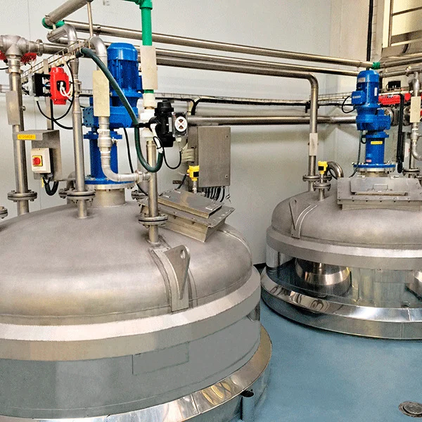 Agitateurs à moteur bleu montés sur des cuves d'extraction