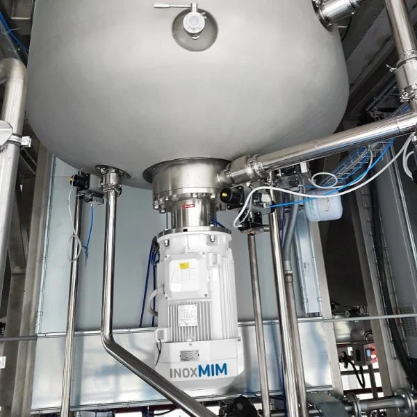 Émulsionneur monté au fond d'un réacteur avec circuit de recirculation