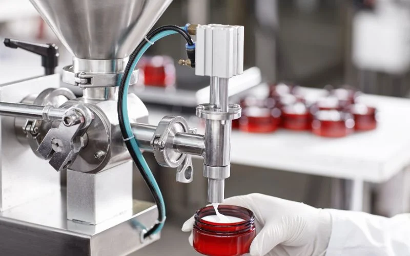 Dosage d'une crème cosmétique en pots sur une ligne de remplissage