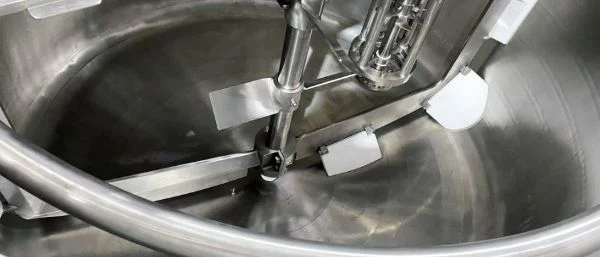 Intérieur d'une cuve avec agitateur fabriqué par InoxMIM