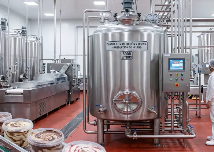 Fabrication de glaces : mélange de base et pasteurisation avec le mélangeur de mix pour glaces adapté